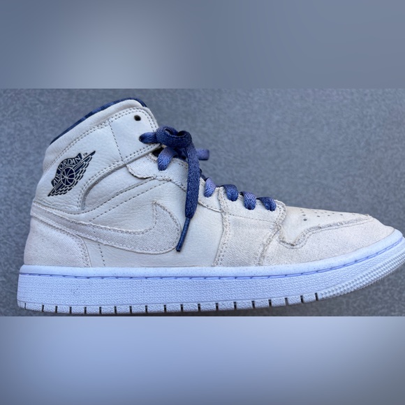 Nike Air Jordan 1 Mid SE Women’s DM9126-104 Sand Drift; Excellent Condition - Picture 7 of 10